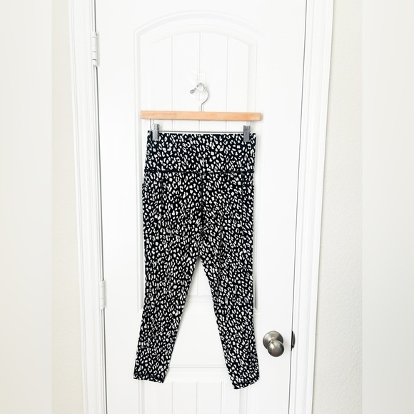 Athleta Pants - Athleta Salutation Stash Pocket II Printed 7/8 Black White Leggings Size Small